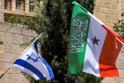 Banderas de Somalilandia ondean junto a banderas israelíes en una calle del oeste de Jerusalén.