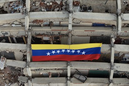 Una bandera venezolana sobre los escombros del terremoto (Archivo)