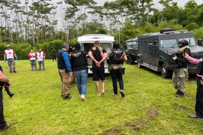 Agentes escoltan al presunto narcotraficante Alejandro Arias Monge