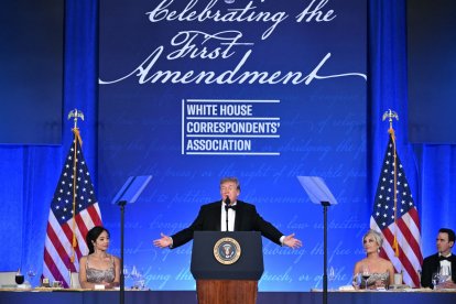 El presidente de Estados Unidos, Donald Trump, habla durante la cena de la Asociación de Corresponsales de la Casa Blanca