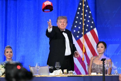 El presidente Trump lanza su gorra 