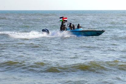 Miembros de la Guardia Costera yemení afiliada al grupo hutí patrullan en el Mar Rojo