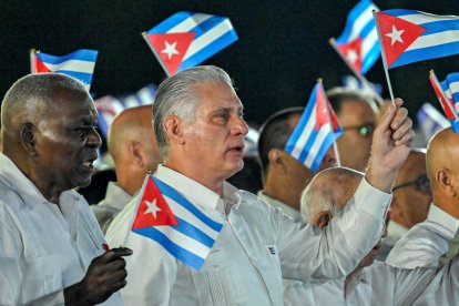 Miguel Díaz-Canel (derecha), y el presidente del Parlamento, Esteban Lazo, ondean banderas de papel durante la celebración del 73.º aniversario del asalto guerrillero al Cuartel Moncada