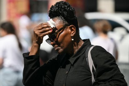 Una mujer se limpia la cara del sudor durante una ola de calor (Archivo)