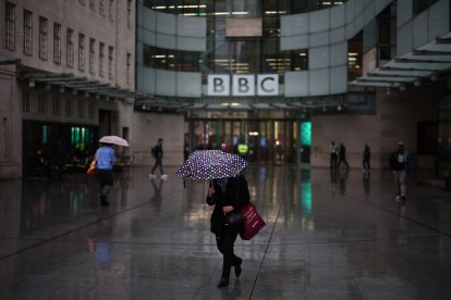 Personas pasando frente al edificio de la BBC en EEUU (Archivo)