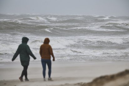 Una tormenta azota la costa (Imagen de archivo)