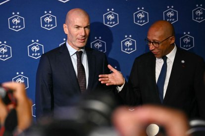 El presidente de la Federación Francesa de Fútbol (FFF), Philippe Diallo (derecha), gesticula junto al exfutbolista internacional francés Zinedine Zidane (izquierda) mientras posan tras una rueda de prensa para presentarlo como nuevo seleccionador de la selección francesa de fútbol en la sede de la Federación Francesa de Fútbol (FFF) en París, el 28 de julio de 2026. El excentrocampista francés, que ganó el Mundial de 1998 y la Eurocopa de 2000 como jugador, ha sido nombrado seleccionador de la selección francesa, sucediendo a Didier Deschamps, según ha anunciado la Federación Francesa de Fútbol (FFF). Zidane toma el relevo de su antiguo compañero de equipo Deschamps, que llevaba al frente del equipo desde 2012; el mandato de Deschamps concluyó con un cuarto puesto en el Mundial de 2026, tras la conquista del título en 2018 y una presencia en la final en 2022.