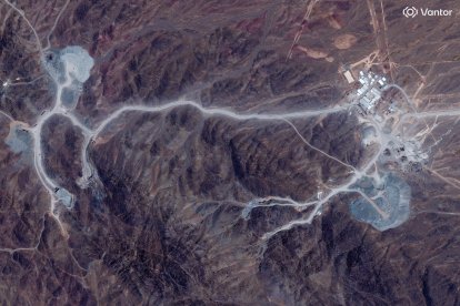 Esta imagen de satélite, facilitada por Vantor, muestra una vista general del complejo de túneles de la montaña Pickaxe, situado junto a la instalación nuclear de Natanz, cerca de Natanz, en la provincia de Isfahán, en el centro de Irán, el 30 de junio de 2026. Los enviados estadounidenses Steve Witkoff y Jared Kushner, asesor y yerno del presidente de EE. UU., Donald Trump, se reunieron con mediadores qataríes el 30 de junio de 2026 en Doha para debatir las negociaciones con Irán, según informó el Estado del Golfo, después de que Teherán y Washington acordaran este mes un memorando de entendimiento para poner fin a la guerra en Oriente Medio.
