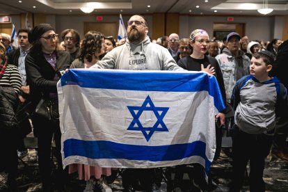 Miembros de la comunidad judía de Montreal se reúnen en una vigilia en el Gelber Conference Centre