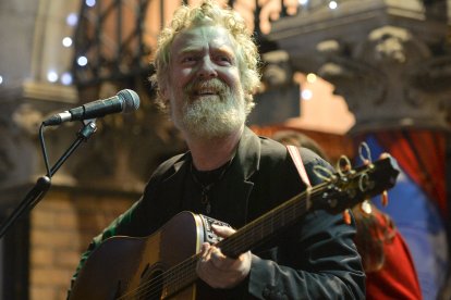 Glen Hansard takes part in the annual Christmas Eve busk in aid of the Dublin Simon Community