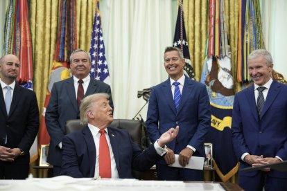 Donald Trump junto al secretario de Transporte, Sean Duffy/ Ken Cedeno