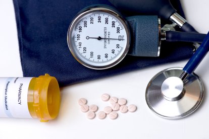 Medicamentos para la presión arterial, brazalete y estetoscopio.