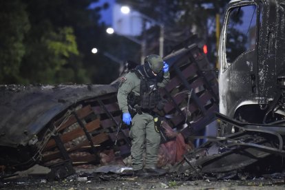 Un policía inspecciona el lugar tras la explosión de un camión