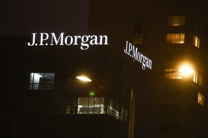 Logo de JPMorgan en Varsovia, Polonia/ JAKUB PORZYCKI