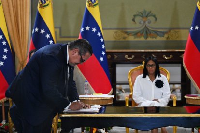 El presidente de Chevron Venezuela, Mariano Vela, firma un documento junto a la presidenta del régimen interino de Venezuela, Delcy Rodríguez, el 13 de abril de 2026.