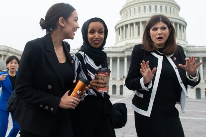 Alexandria Ocasio-Cortez (I), Ilhan Omar (C) y la representante de EEUU Haley Stevens