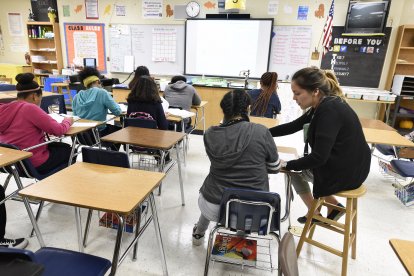Una profesora comparte con sus estudiantes en un aula (Archivo)