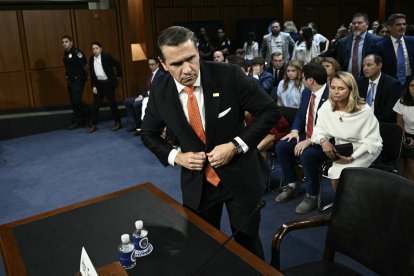 El fiscal general interino de Estados Unidos, Todd Blanche, se retira tras una audiencia del Comité Judicial del Senado sobre su nominación para el cargo de fiscal general, el 15 de julio de 2026.