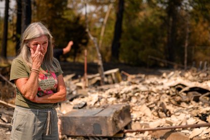 Una mujer reacciona al ver la casa de su hija calcinada durante el incendio de Old Trails en Spokane, Washington, el 4 de agosto de 2026. El martes, los equipos de emergencia se apresuraban a contener las llamas en el noroeste de EE. UU., donde un hombre fue detenido como sospechoso de incendio provocado en relación con el mayor de los incendios que han dejado sin hogar a decenas de miles de personas. Los incendios forestales, avivados por la sequía y el intenso calor, han arrasado la ciudad de Spokane, en el estado de Washington, quemando miles de acres y reduciendo a cenizas cientos de edificios, mientras las familias, angustiadas, esperan noticias sobre cuándo podrán regresar.