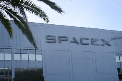 (ARCHIVO) El logotipo de SpaceX se ve en el exterior de unas instalaciones de Space Exploration Technologies Corp. en Hawthorne, California, el 8 de junio de 2026. SpaceX anunció el 4 de agosto de 2026 que sus ingresos se dispararon un 92 % en el segundo trimestre, superando las expectativas de los analistas en unos 1.000 millones de dólares en su primer informe de resultados desde que salió a bolsa en junio.