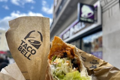 En una sucursal de Taco Bell se puede ver el logotipo de la cadena y un burrito