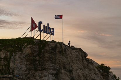 Una persona contemplando el atardecer en La Habana durante los cortes eléctricos del 4 de agosto de 2026.