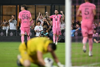 El delantero argentino del Inter Miami, Lionel Messi (n.º 10), celebra el gol del defensa brasileño del Inter Miami, Micael (n.º 16), tras una asistencia suya, durante el partido de fútbol de la fase de grupos de la Leagues Cup 2026 entre el Inter Miami CF y el Atlético de San Luis, disputado en el NU Stadium de Miami, Florida, el 5 de agosto de 2026.