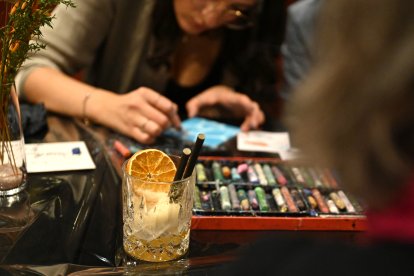 Personas jóvenes bebiendo alcohol (Imagen de referencia)