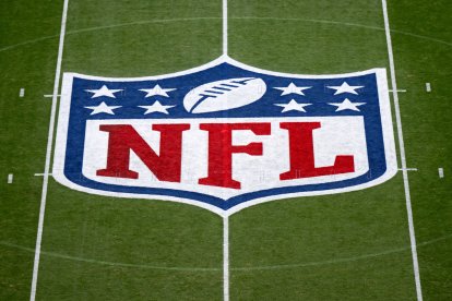 10 de noviembre de 2024, Baviera, Múnich: Fútbol americano, NFL, Carolina Panthers - New York Giants, jornada 10 de la fase regular en el Allianz Arena: El logotipo de la NFL se puede ver antes del partido en el Allianz Arena.
