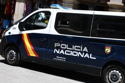 Se ve un coche de la Policía Nacional española en una calle de Madrid, España, el 27 de junio de 2022.