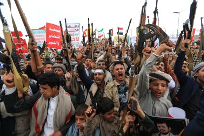 Partidarios yemeníes armados del movimiento hutí, respaldado por Irán, esgrimen sus armas durante una protesta contra lo que, según el grupo, son restricciones impuestas por la coalición liderada por Arabia Saudí en las zonas de Yemen controladas por los hutíes, en Saná, el 17 de julio de 2026. Los hutíes de Yemen advirtieron el 16 de julio que atacarán las instalaciones petroleras y otras infraestructuras de Arabia Saudí si se recrudece el conflicto entre ambas partes, días después de que fuera bombardeado el aeropuerto de Saná, la capital controlada por los rebeldes.