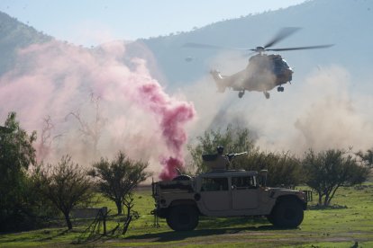 Soldados de las Fuerzas Especiales del Ejército de los Estados Unidos, junto con soldados chilenos, colombianos y españoles, muestran tácticas urbanas a la ministra de Defensa de Chile, la Sra. Adriana Delpiano Puelma, en Colina (Chile), en el marco del ejercicio «Southern Star 2025», el 5 de junio de 2025. «Southern Star ‘25» es un ejercicio multinacional de operaciones especiales que se celebra en todo Chile del 26 de mayo al 8 de junio. El ejercicio reúne a fuerzas de seis naciones y diez países observadores, con un total de más de 2.700 participantes, con el fin de mejorar la interoperabilidad y reforzar las alianzas globales en materia de operaciones especiales a través de un entrenamiento conjunto que se extiende desde Antofagasta hasta Punta Arenas. (Fotografía del Ejército de los EE. UU. realizada por el sargento Elijah Florence)