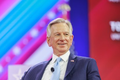 Tommy Tuberville en CPAC/ Bryan Olin Dozier