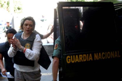 La jueza María Lourdes Afiuni llega bajo custodia a la clínica forense de Caracas el 16 de julio de 2010.