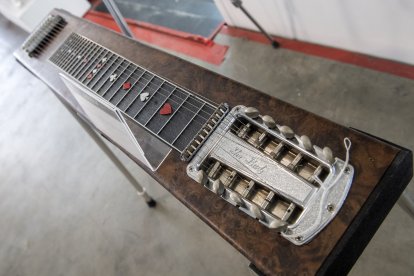 En la exposición previa de la subasta «Objetos de los archivos de la familia Gretsch», organizada por Julien's Auctions en Beverly Hills (California), el 22 de marzo de 2021, se puede ver una guitarra de regazo Sho-Bud Pedal Steel. La subasta tendrá lugar los próximos días 26 y 27 de marzo de 2021.