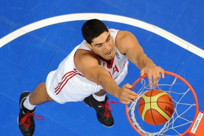 El turco Enes Kanter anota durante el partido de la segunda jornada de la fase de clasificación del grupo E entre Turquía y Francia, disputado en el EuroBasket 2011 en Vilna el 7 de septiembre de 2011. FOTO DE AFP/JOE KLAMAR