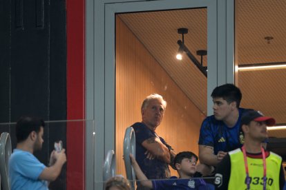 El padre de Lionel Messi, el delantero argentino con el dorsal número 10, Jorge Messi (izquierda), espera en la tribuna antes del inicio del partido de fútbol del Grupo C del Mundial de Catar 2022 entre Polonia y Argentina, que se disputa en el Estadio 974 de Doha el 30 de noviembre de 2022.