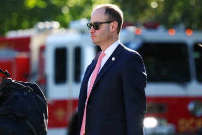 El secretario de personal de la Casa Blanca, Will Scharf, camina para abordar el Marine One