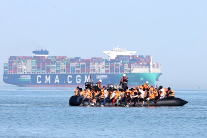 Unos migrantes a bordo de una embarcación intentan cruzar el Canal de la Mancha