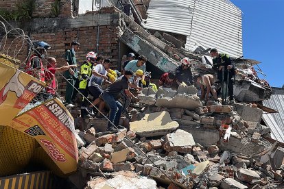 Rescatistas buscan supervivientes en un edificio derrumbado tras el terremoto en Pereira, Colombia
