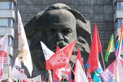 Participantes en un acto organizado por la Confederación Sindical Alemana (DGB) se reúnen en el Monumento a Karl Marx