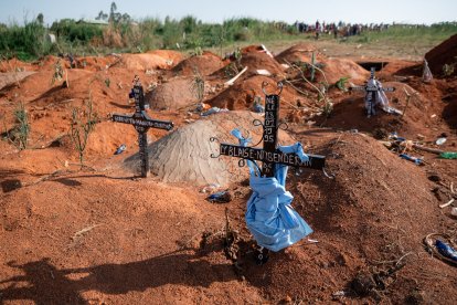 (Archivo) Imágenes de los cementerios en RD Congo por el ébola