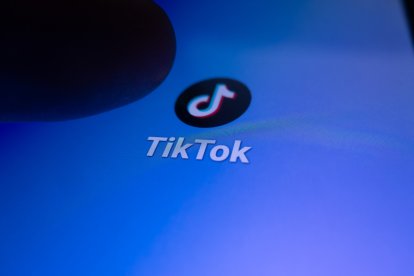 Logo de TikTok en un smartphone