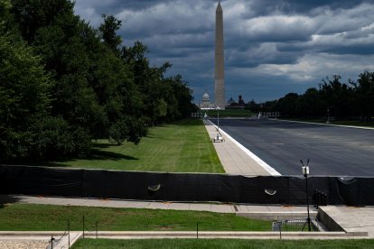 El estanque reflectante del Monumento a Lincoln, vacío y cercado, y sus senderos circundantes se ven en el National Mall de Washington DC, el 30 de julio de 2026.