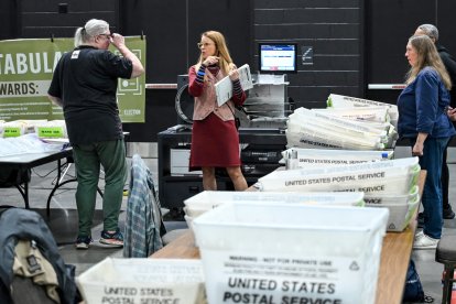 Los funcionarios electorales de Milwaukee procesan y cuentan las papeletas de voto en Milwaukee, Wisconsin