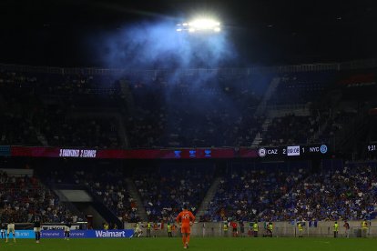 El portero del NYCFC, Matthew Freese, con el dorsal 49, se encuentra en el terreno de juego mientras una nube de humo azul flota sobre él durante el partido de fútbol de la Copa de la Liga contra el Cruz Azul, disputado en el Sports Illustrated Stadium de Harrison, Nueva Jersey, el 9 de agosto de 2026.