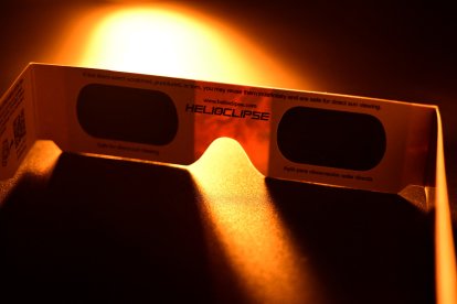 Unas gafas especiales para ver el eclipse solar (Archivo)