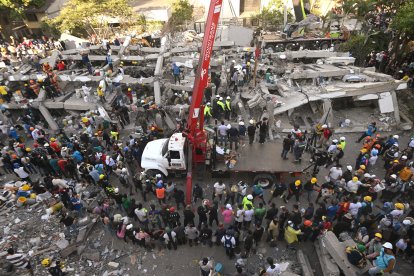 Rescatistas y voluntarios tratan de encontrar sobrevivientes al terremoto