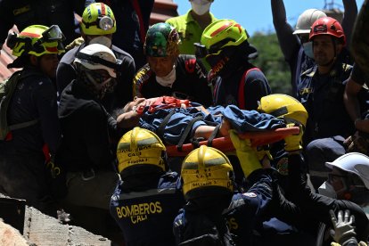 Los equipos de rescate sacan a una persona de entre los escombros en Cali
