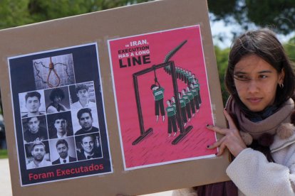Una persona sostiene una pancarta contra las ejecuciones en Irán - Imagen de Archivo -